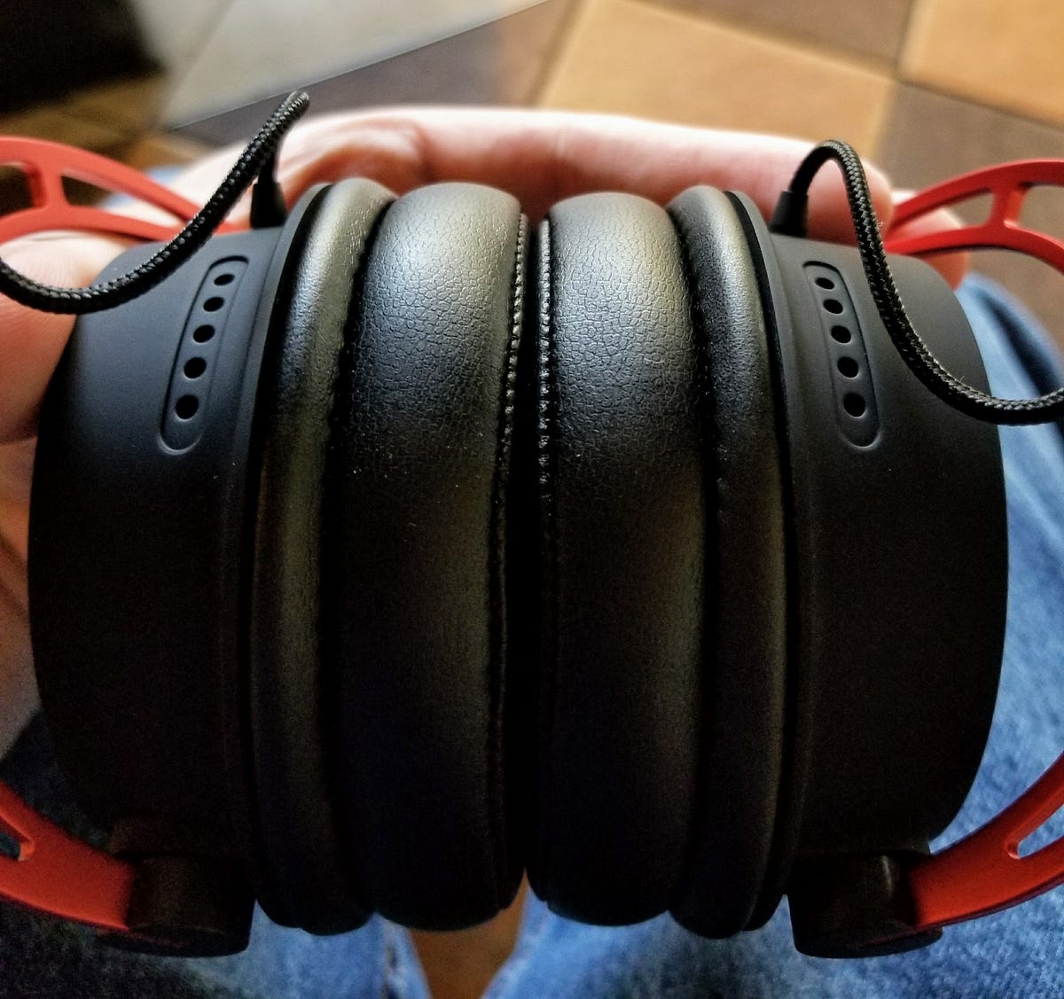 Headphone Showdown: HyperX Cloud Alpha VS HyperX Cloud Stinger | by Alex  Rowe | Medium