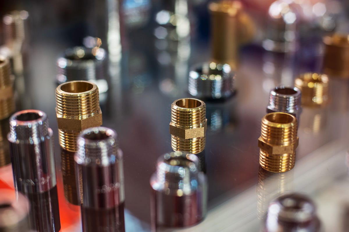 What is the right technique for connecting and loosening a Brass