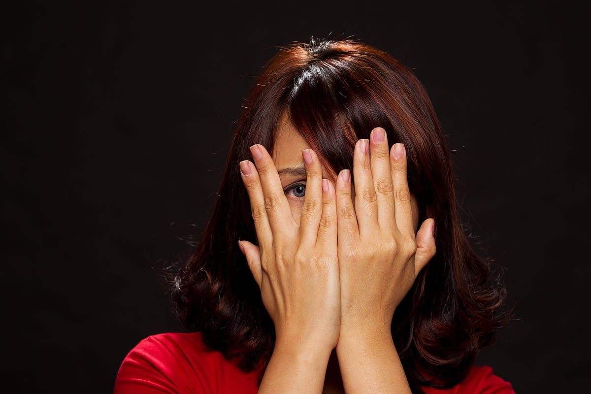 Человек в капюшоне. Женщина меняет маски. Скрытная женщина. Человек за маской. Человек в капюшоне сзади.