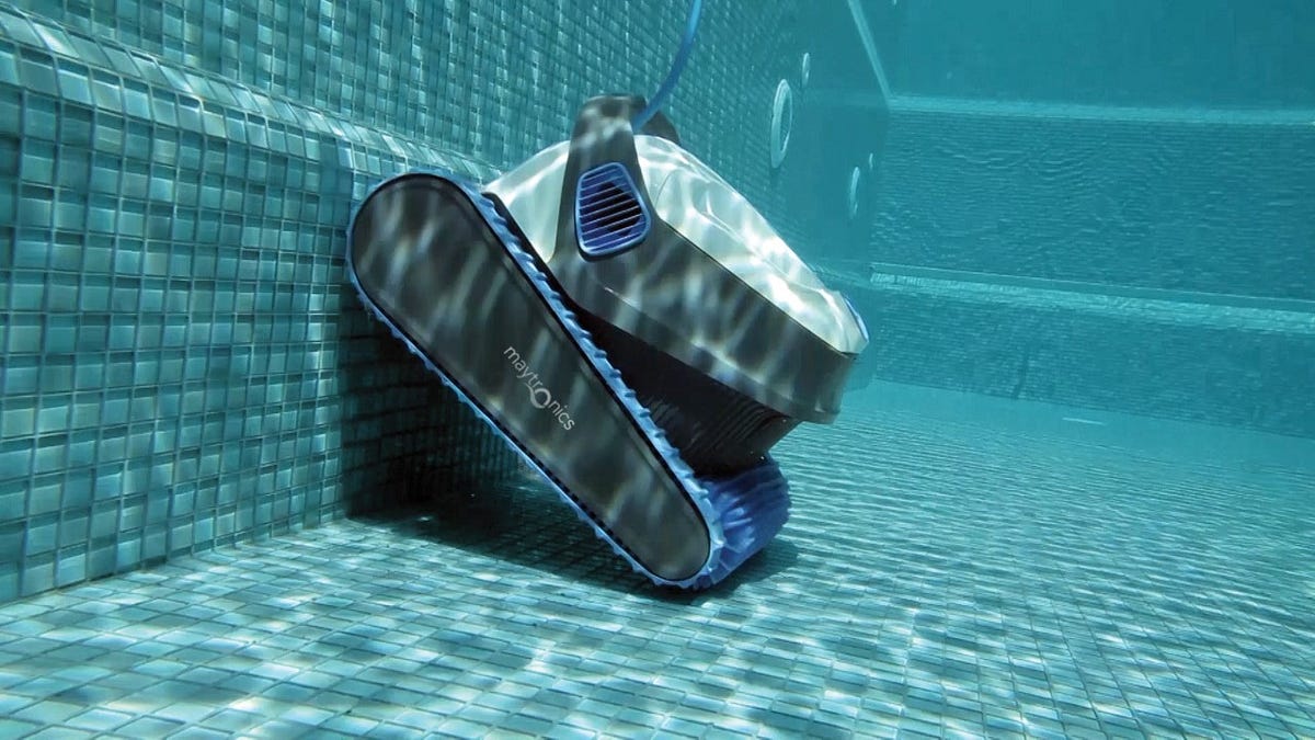 How does a pool cleaning robot works? Is it safe to swim while it’s On
