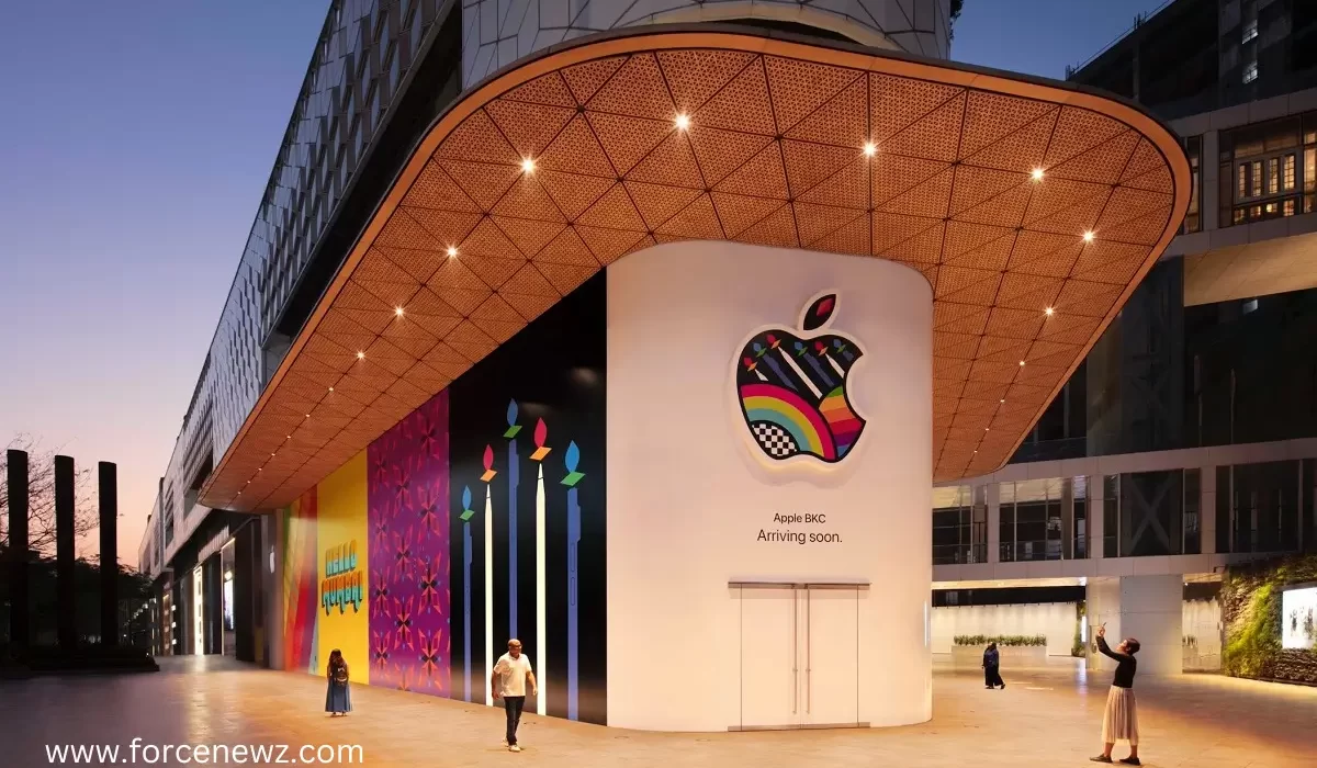 tim-cook-opened-1st-apple-store-in-india-2023-forcenewzblog-medium
