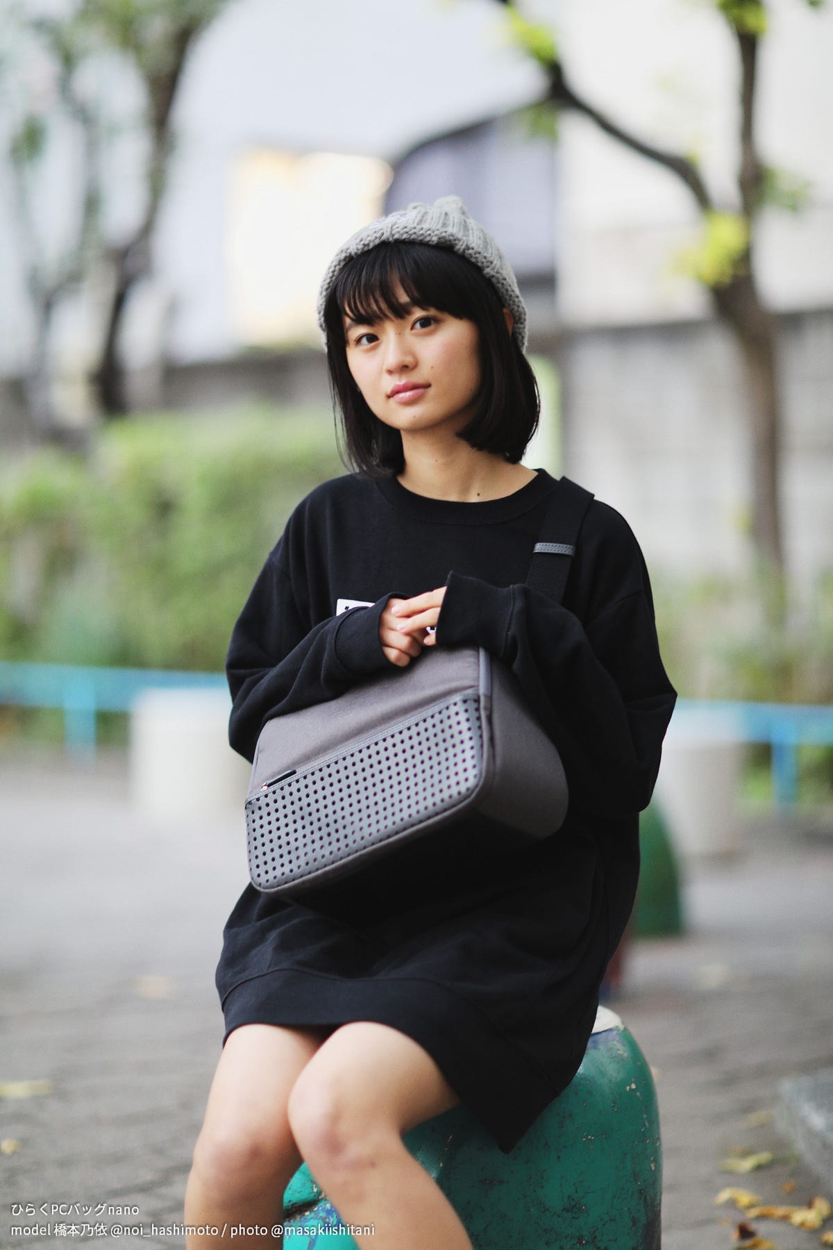 ひらくPCバッグnano / カバン女子01–52. model 橋本乃依