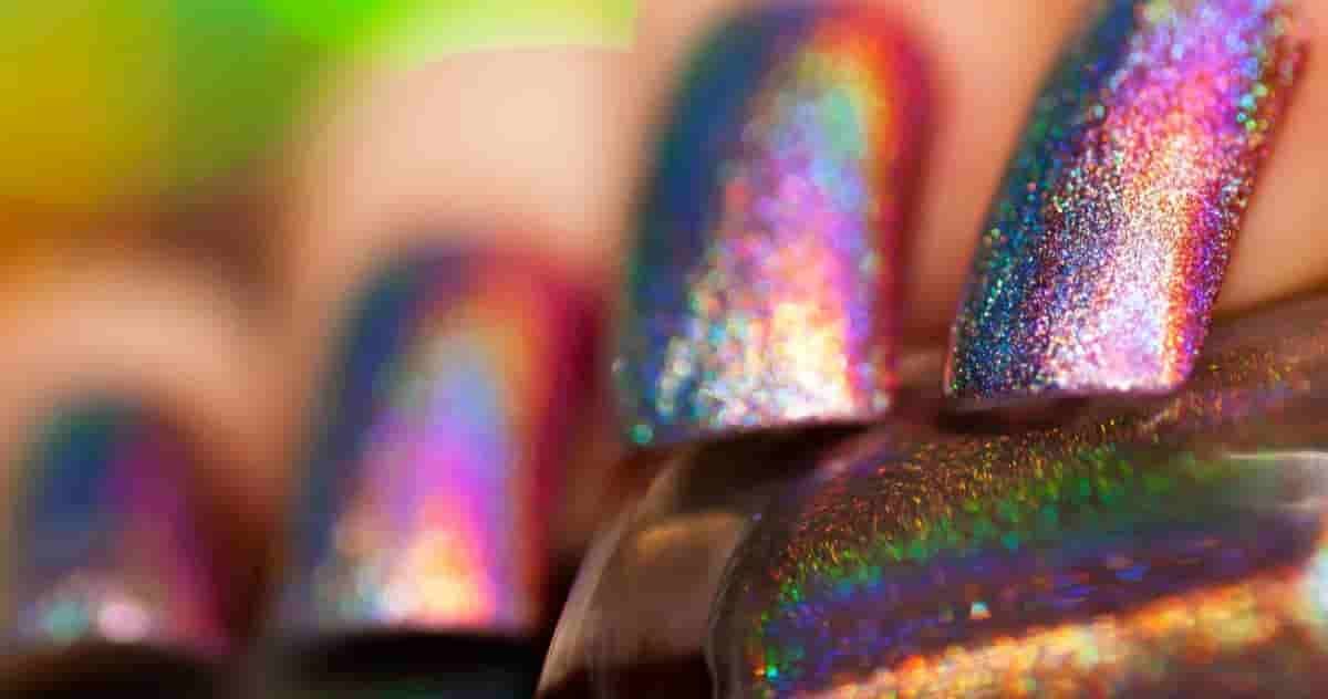 Raise Your Look With Stunning Holographic Chrome Nails 