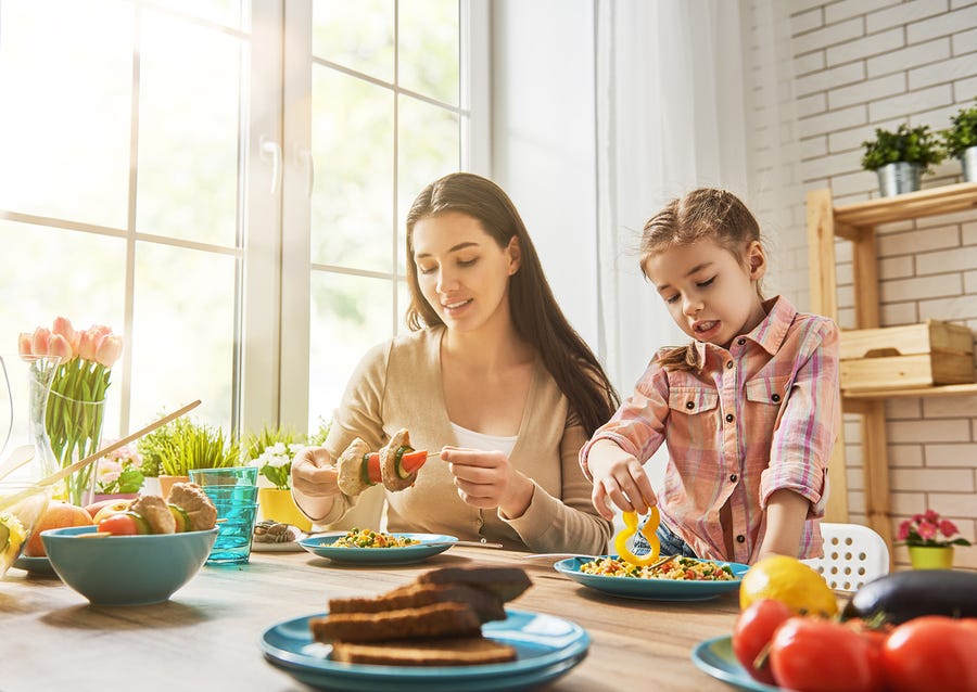 Trò chuyện cùng con cái để hiểu hơn về thực phẩm và tạo không khí thoải mái
