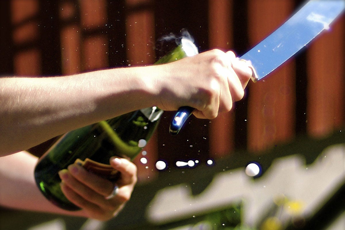 Шампанское надежда. Девушка с бутылкой шампанского. Гусарский сабраж. Открывание саблей. Сабраж.