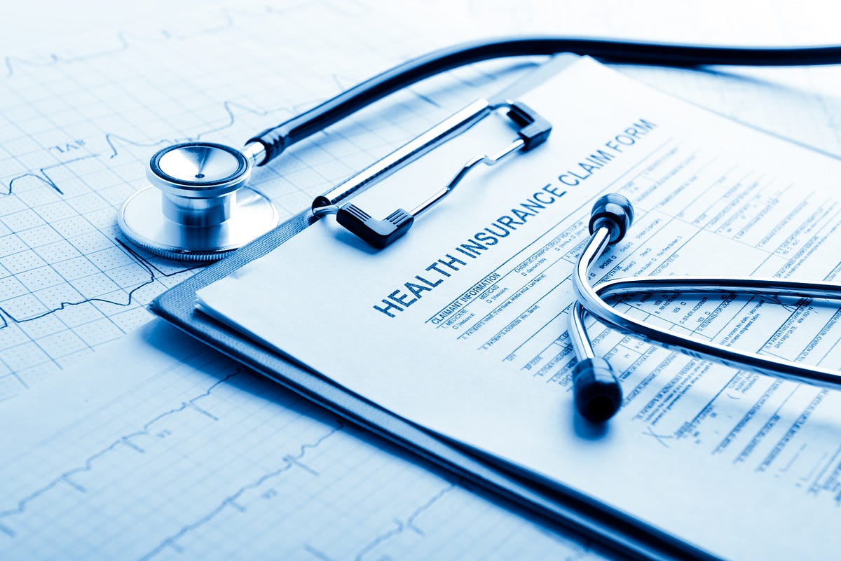 медицинские документы. мед страхование швейцарии. безопасность страхование. врач за письменным столе. медицинское страхование научная статья.