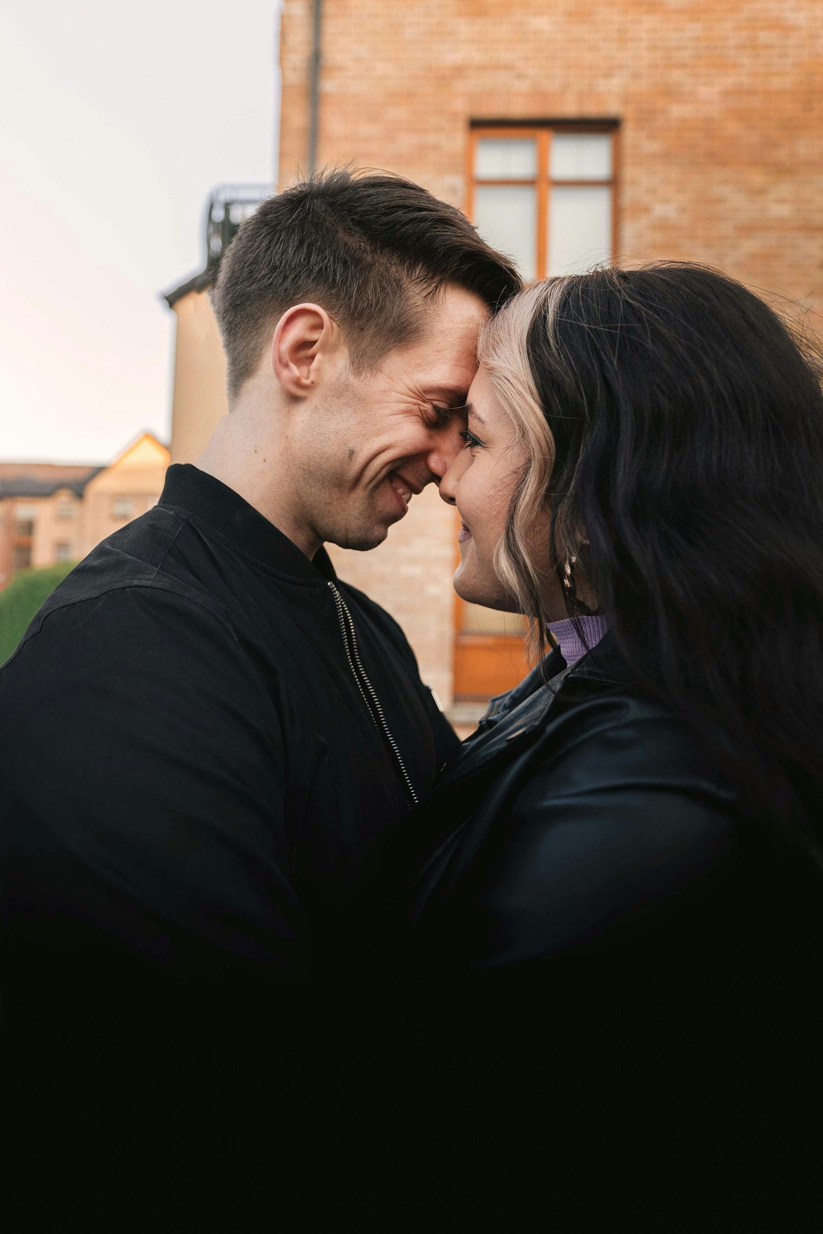 Body Language and Signs That Indicate the True Feelings of a Man by