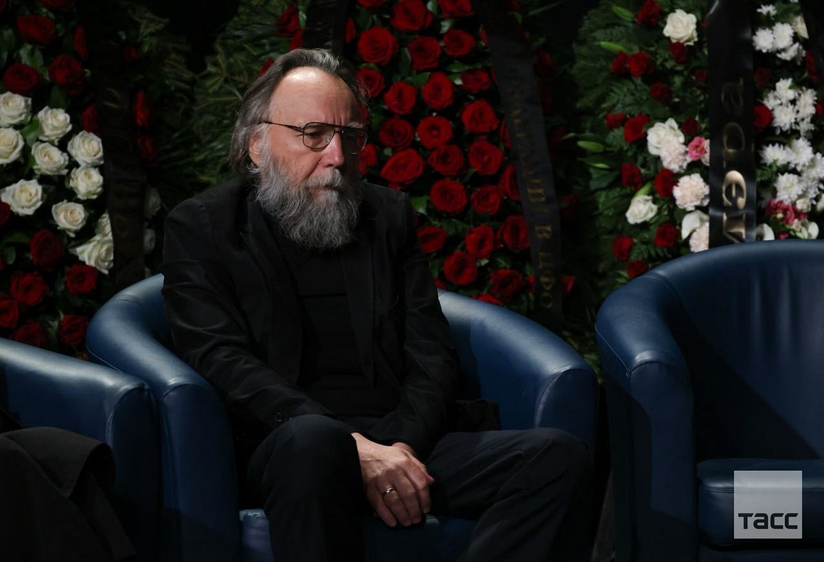 Vene filosoof Aleksander Dugin oma mõrvatud tütre matustel, 2022. a.