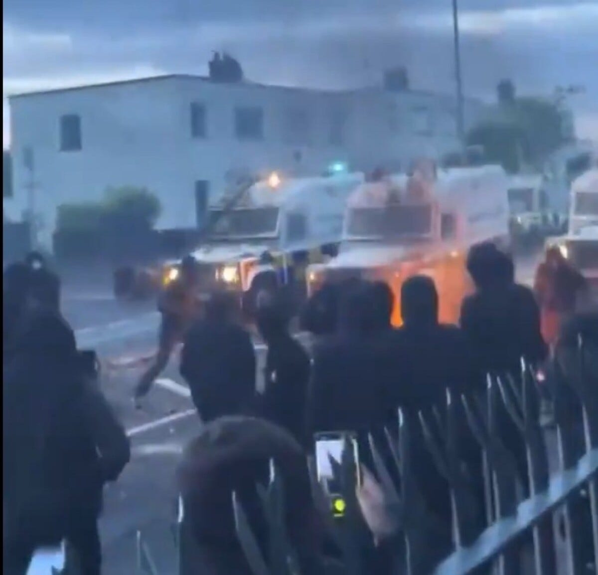 Irlanda del Nord: suprematisti protestanti al centro delle violenze, dopo accoltellamento a Belfast.