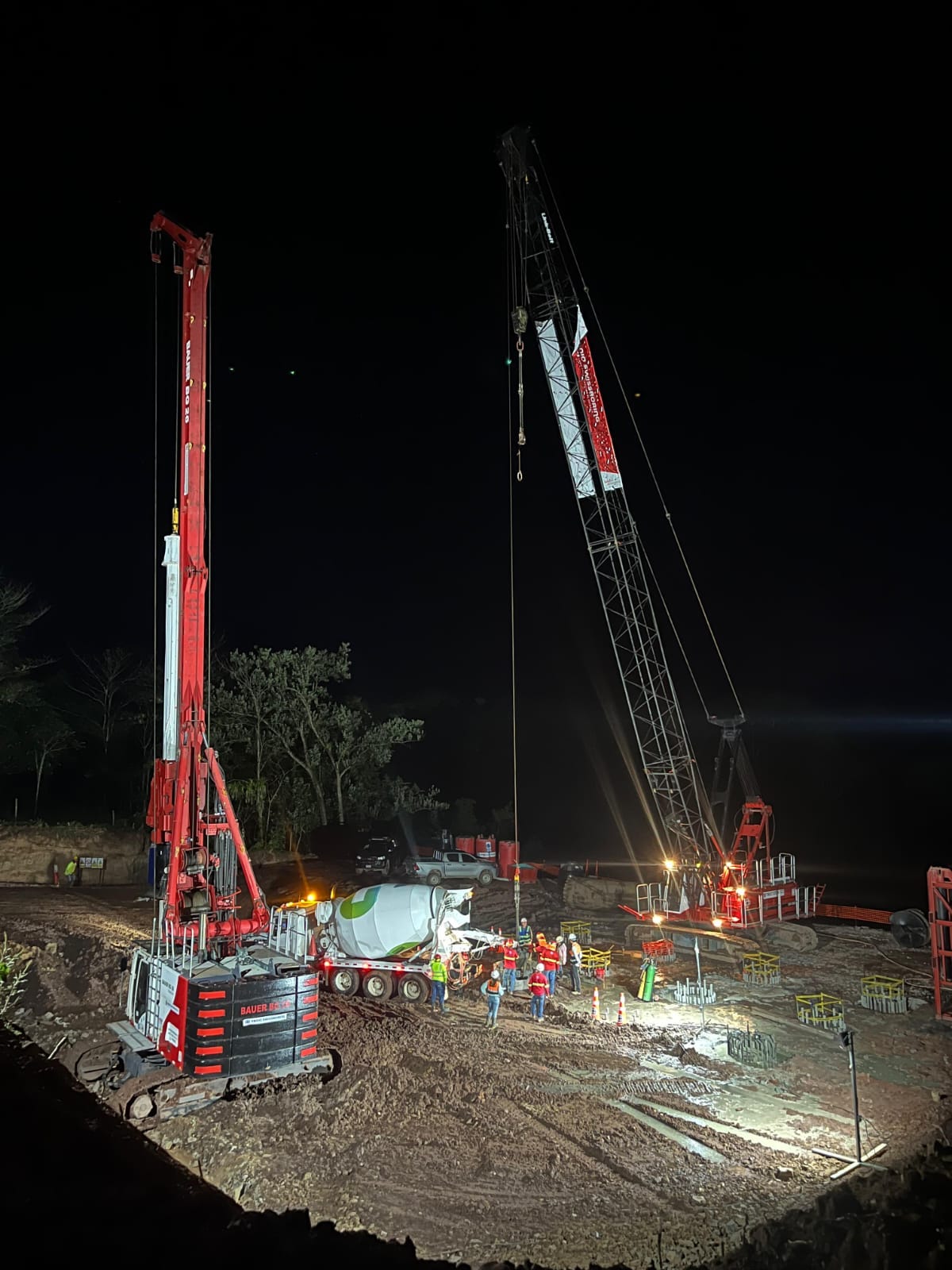 Gigantes de Acero y Concreto: La Ingeniería de Cimentaciones Profundas en la Noche Industrial.