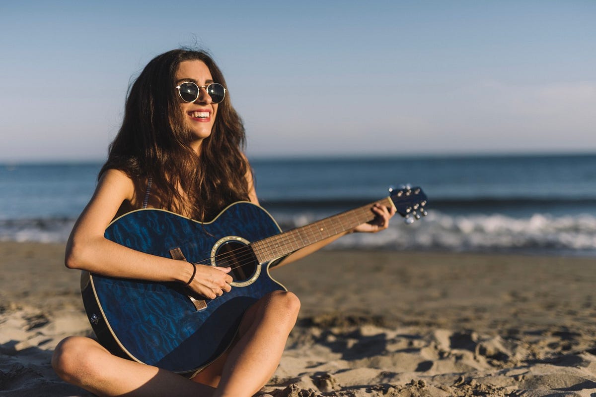 Музыка релакс гитара. Девушка с гитарой у моря. Гитара и море. Девушка с гитарой на пляже. Фотосессия на море с гитарой.