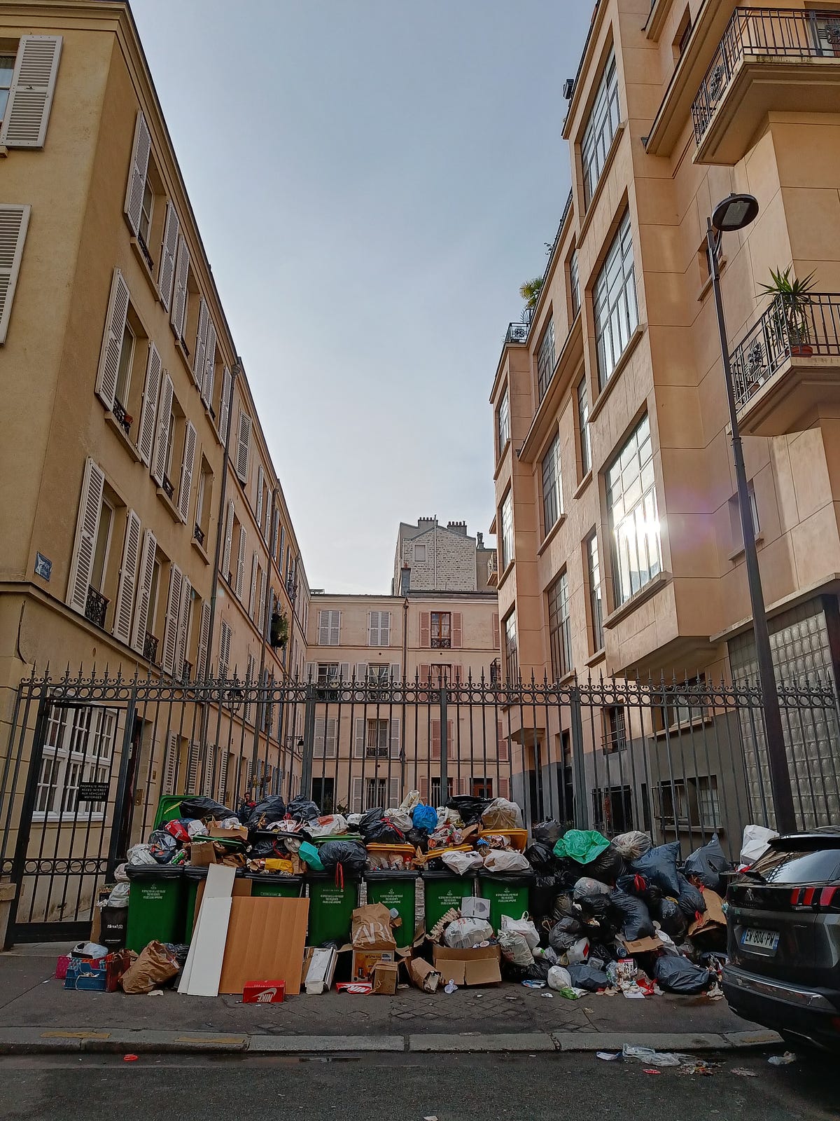 Fact the weight of the Eiffel Tower is equal to the 10,000 tons of