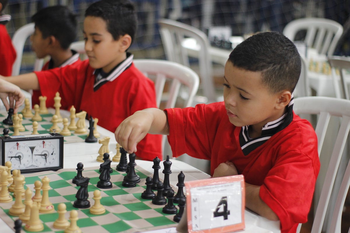 Alunos e famílias aprendem a jogar xadrez em aula da EMEB Ivo de