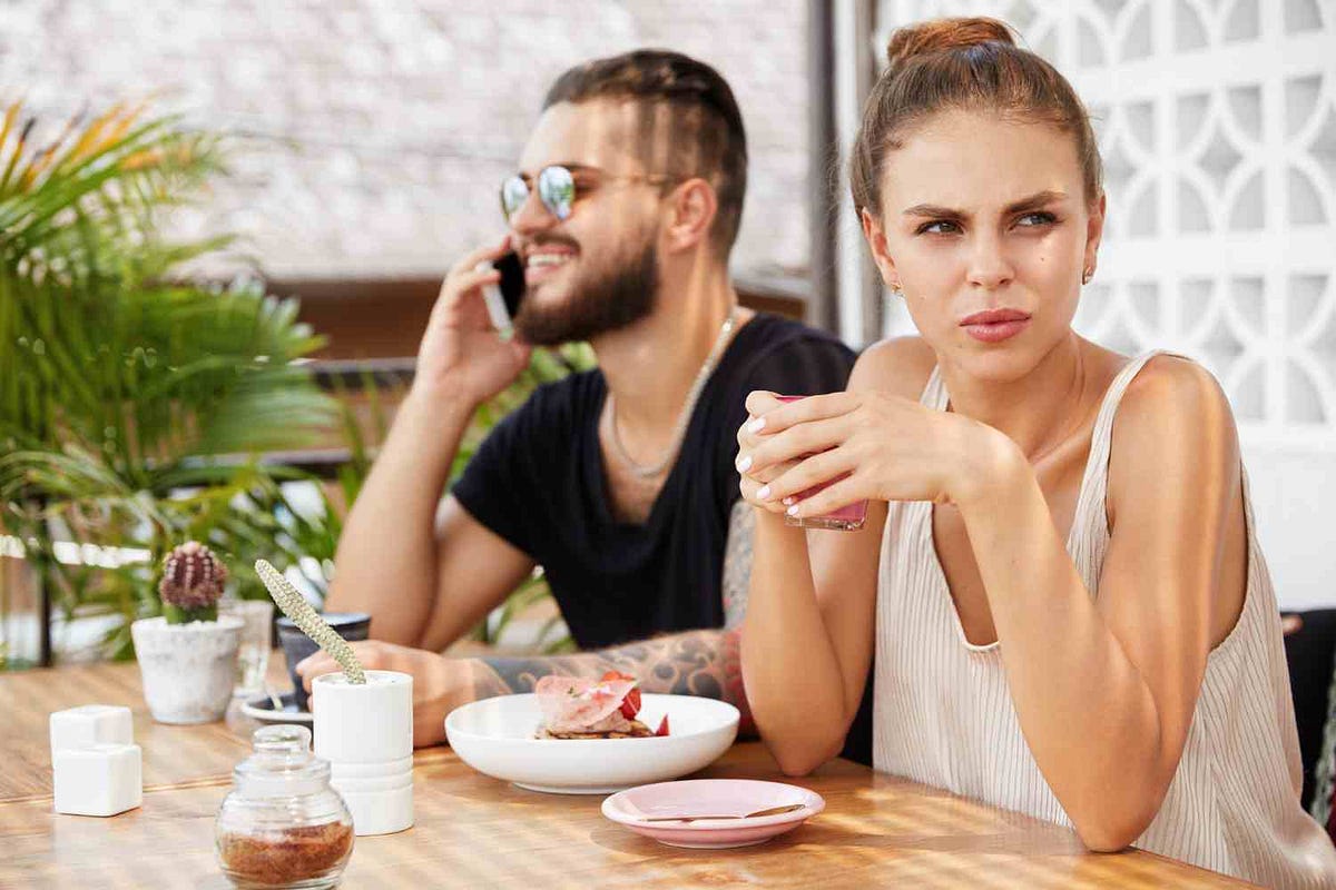 7 Obvious Signs He Doesn’t Like You (Even If He Doesn’t Say It) by
