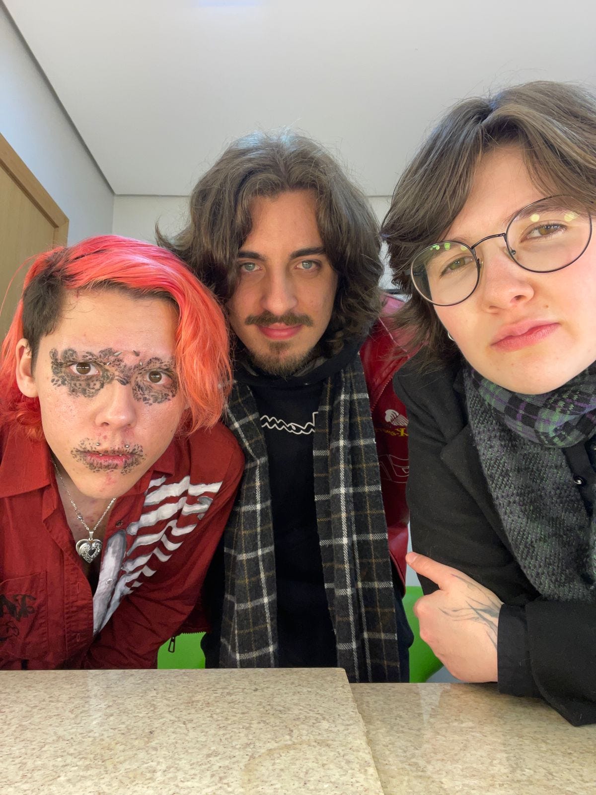 Vermelho Brasa é formada por Bruno Silva, Jeferson Mateus e Luiza Varal. - Foto: Divulgação/Vermelho Brasa.