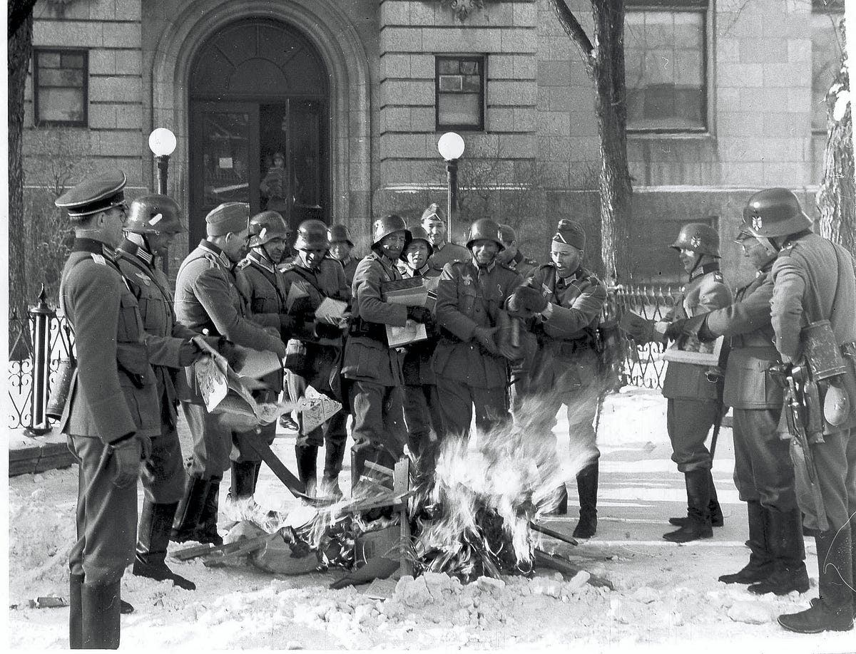 Фашистская библиотека. Сожжение книг в Германии 1933. Сожжение книг в нацистской Германии 1933. Сожжение книг фашистами.