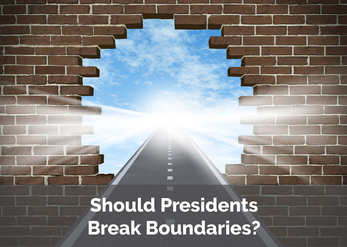 мужик рушит стену. мужчина ломает стену. Wall breach. Breaking your wall. человек рушит стену кувалдой.