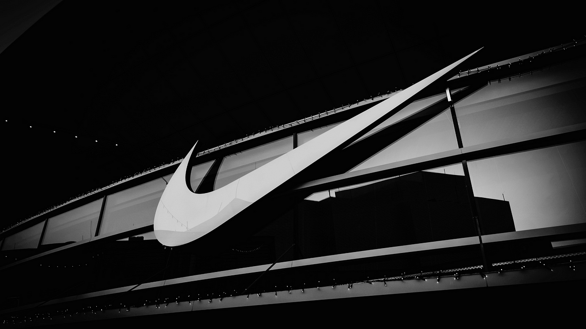 Nike: a história por trás do ''Swoosh'' | by Karoline Dias | Medium