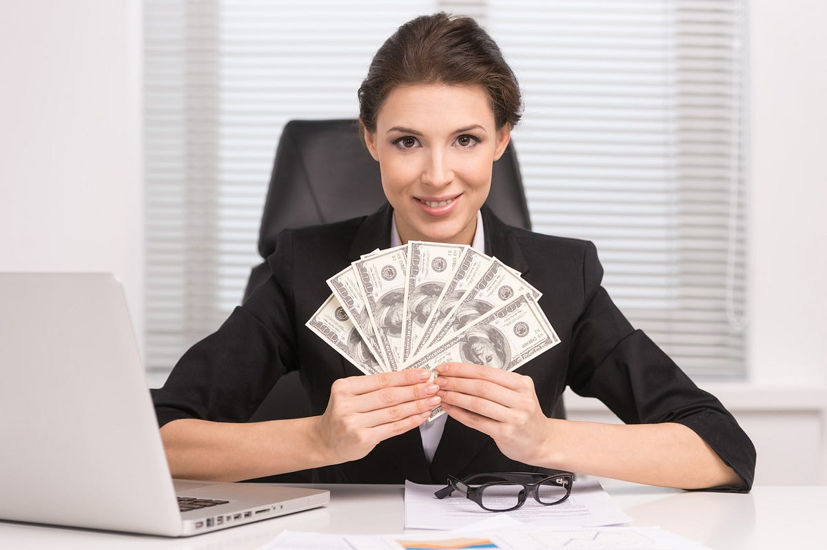 корыстная девушка. продающиеся дам с ценой. маникюр притяжение денег на женщину. девушка с деньгами. тратить деньги на ненужные вещи.