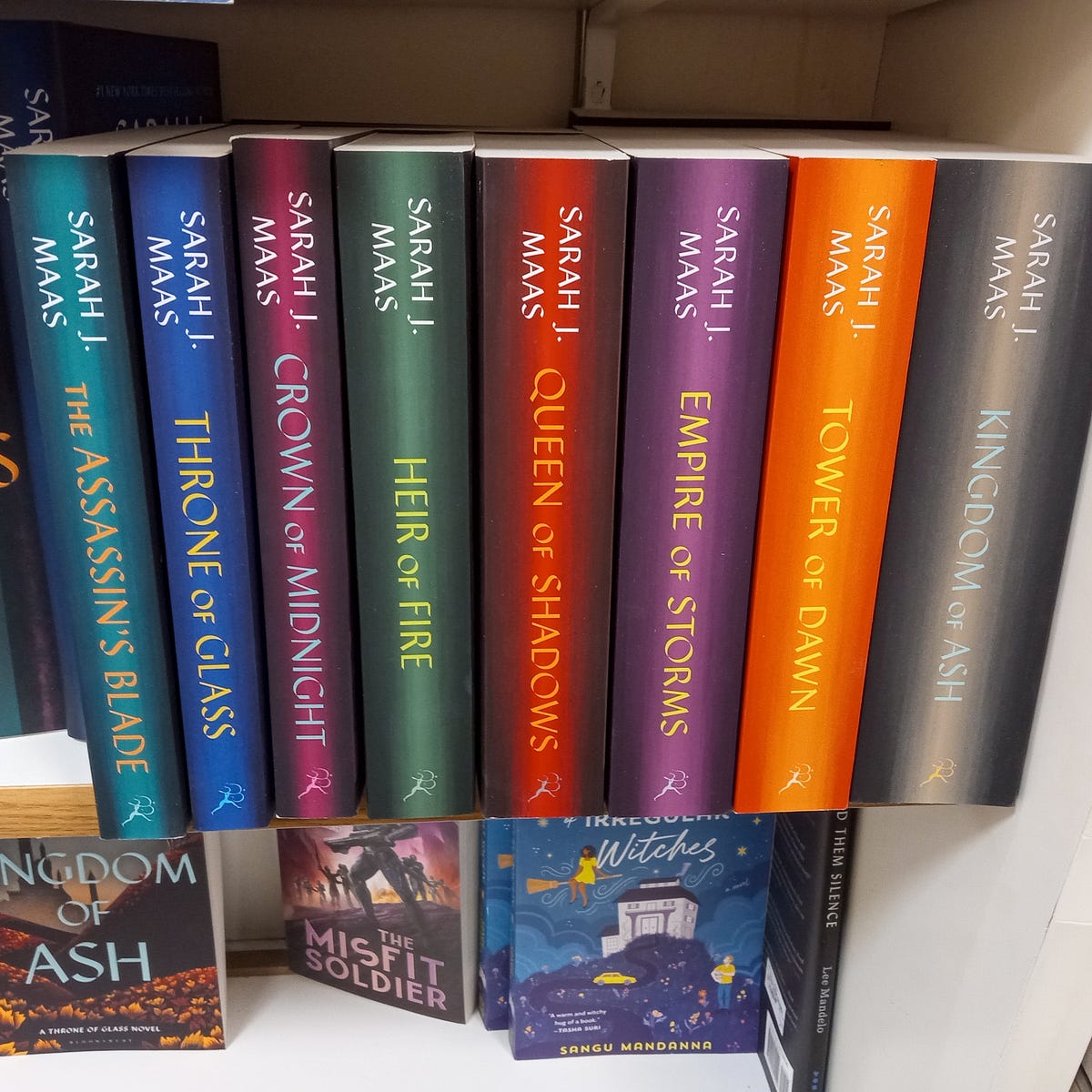 Throne of Glass series by Sarah J. Maas Review by Johnnysbookreviews Medium
