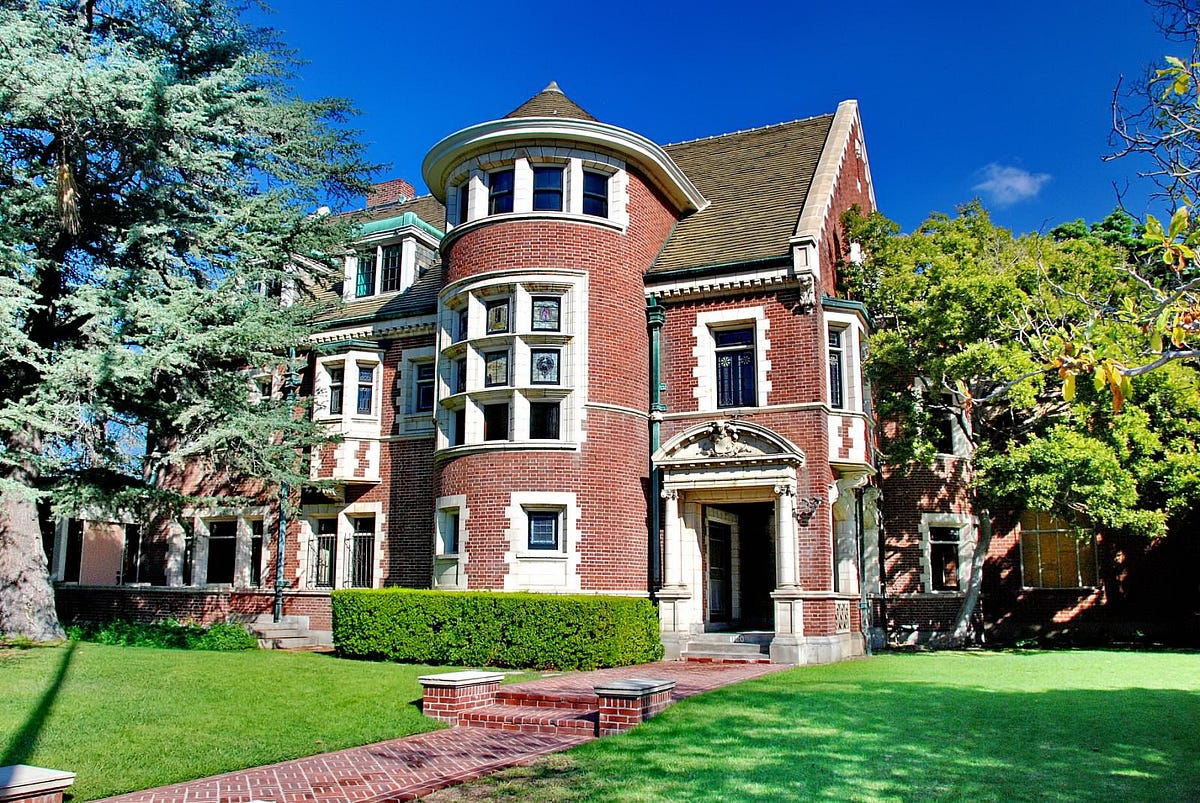 ●MURDER MANSIN Inside the infamous Los Feliz murder house Lisa Bloom sold