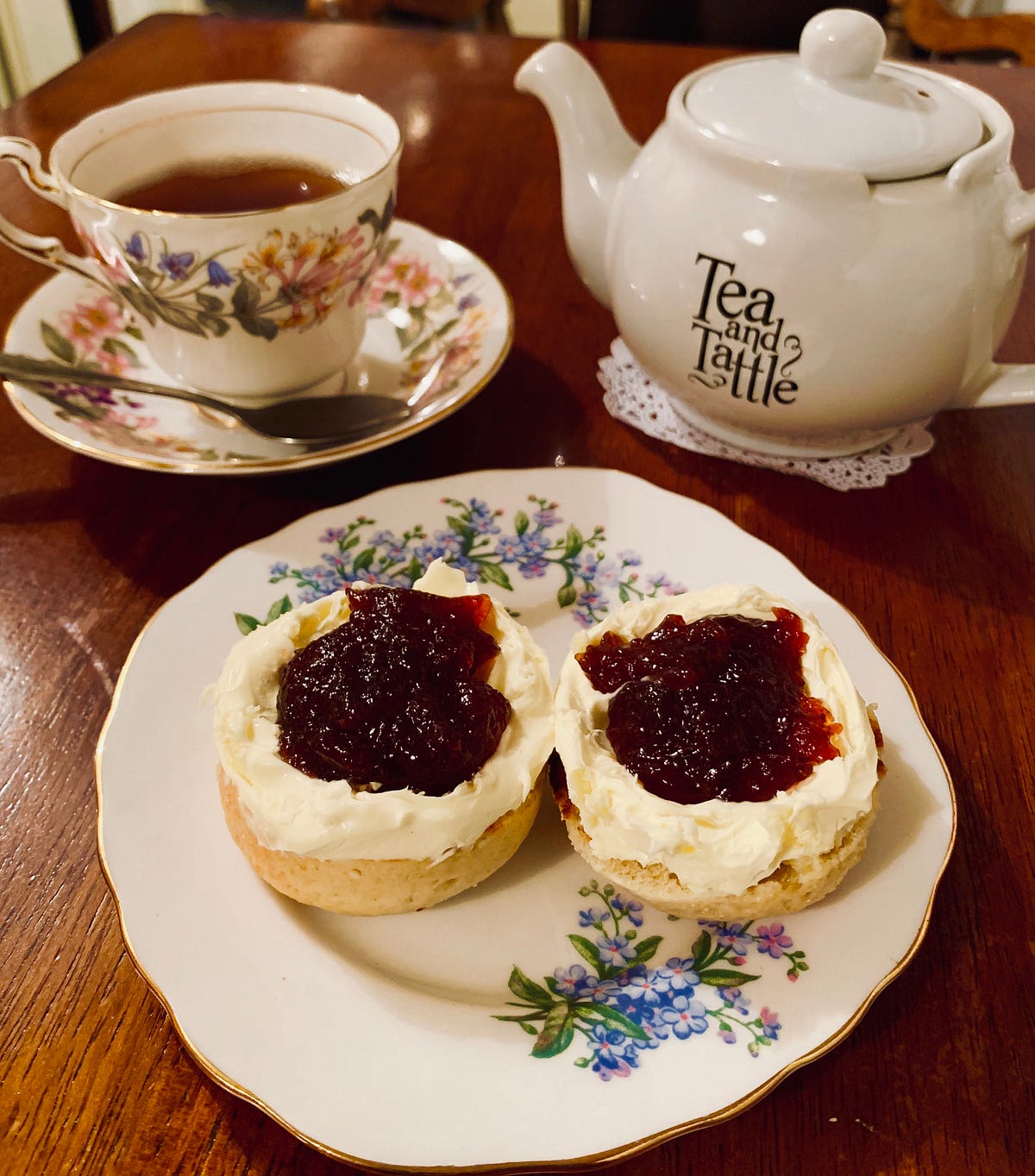#6 Tea and Tattle in London - Yuki - Medium