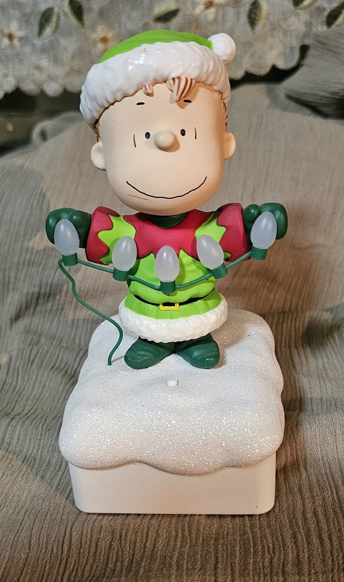 Hallmark Peanuts Christmas Light Show — Linus Music and Lights by
