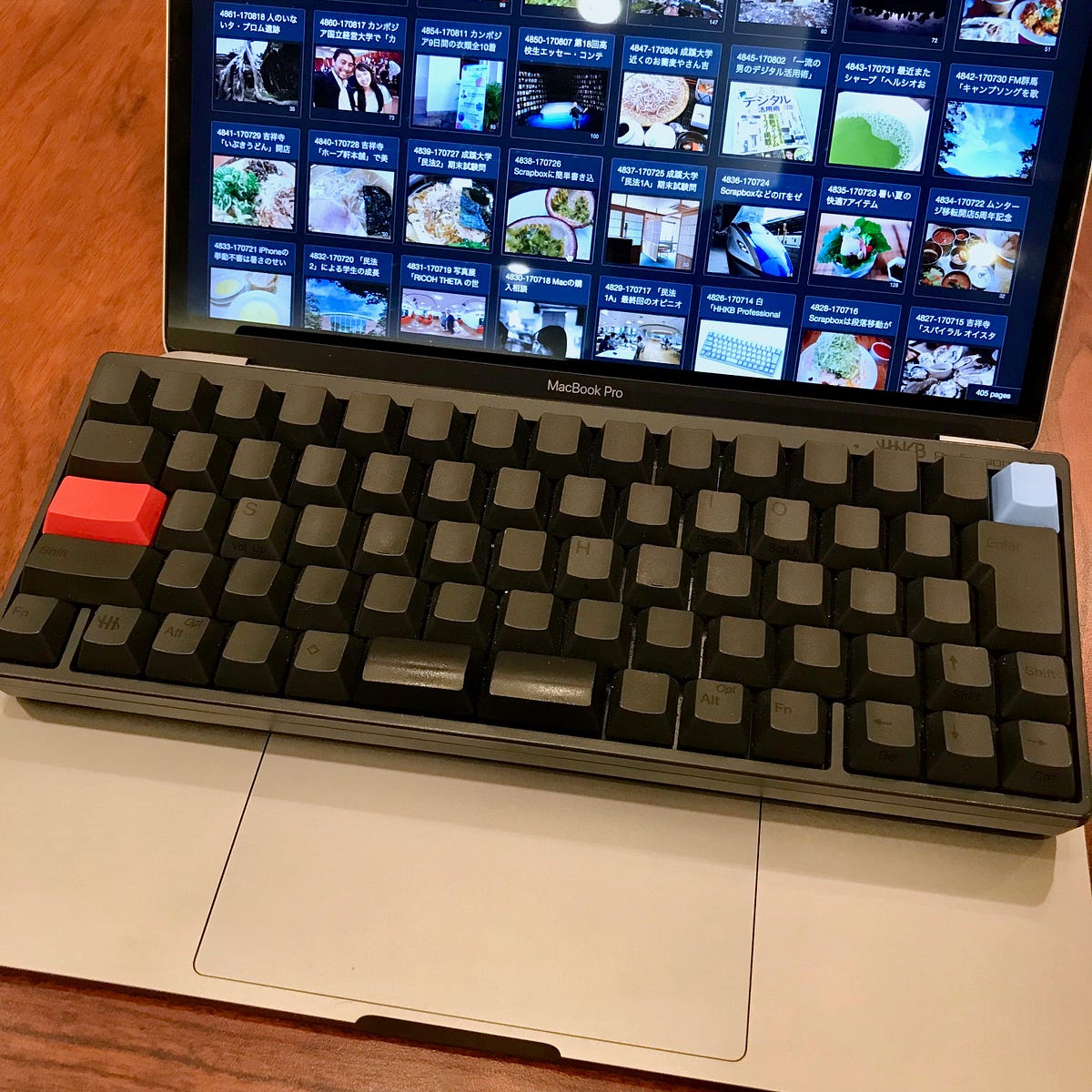 04902–170928 キーボードにキーボードを乗せる「尊師スタイル