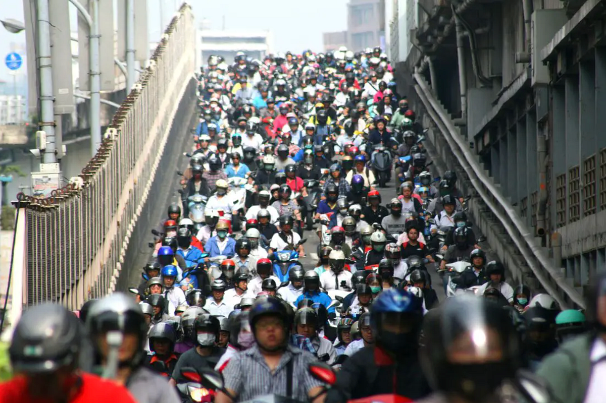 Navigating the Waterfall of Wheels: A Glimpse into Taipei’s Rush Hour 