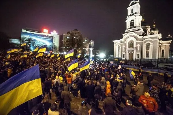 Photo from Donetsk, 28th Apr 2014, people are waving Ukrainian flags