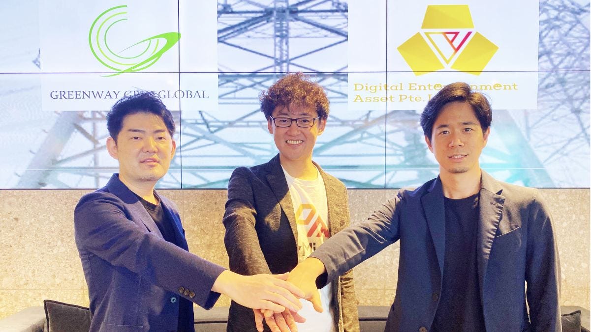GGG Director Tsuyoshi Numajiri (left), DEA Founder & Co-CEO Kozo Yamada (center) and GGG Manager Kazuki Kito (right) officiate an MOU between the two companies in Singapore.