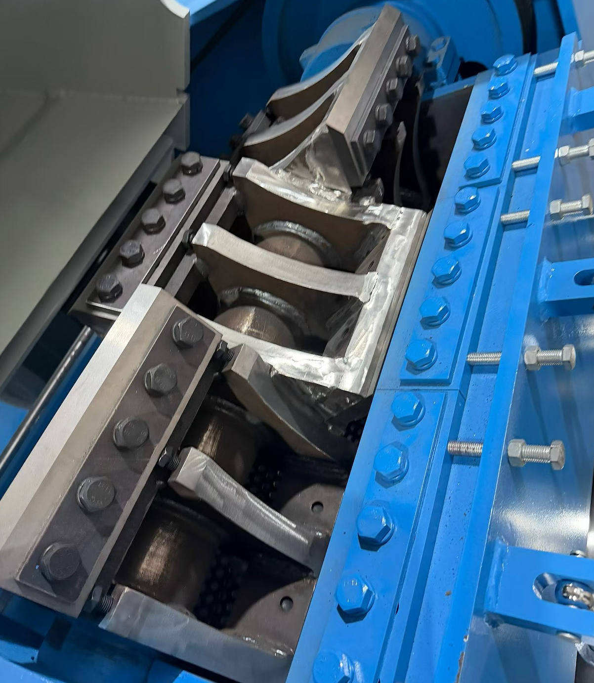 Crusher Blade Material Guide: D2 vs SKD11 vs DC53 — What Actually Matters