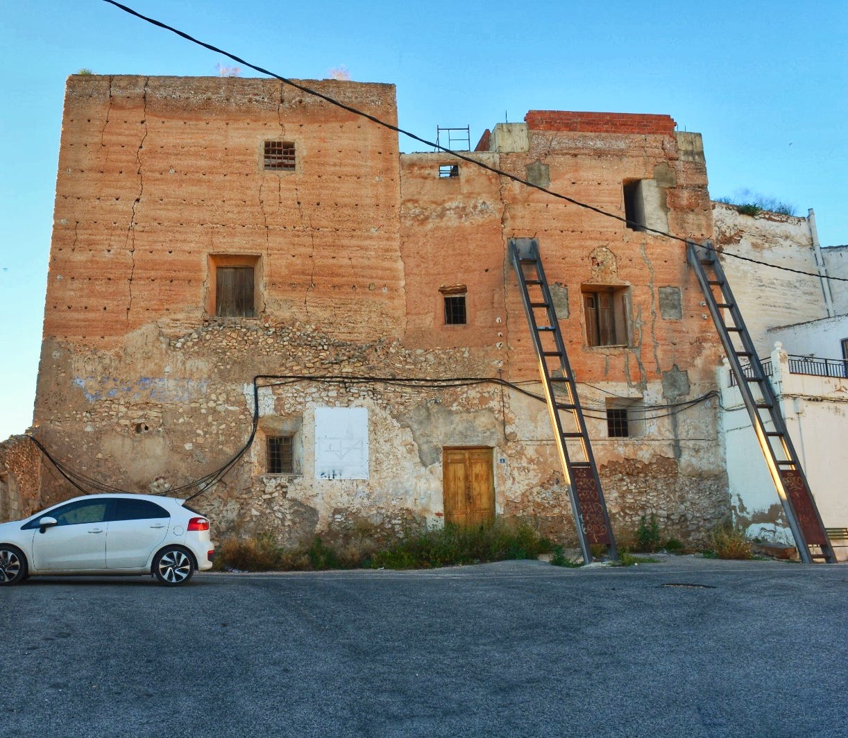 Vitrinas entre los muros de la fortaleza musulmana