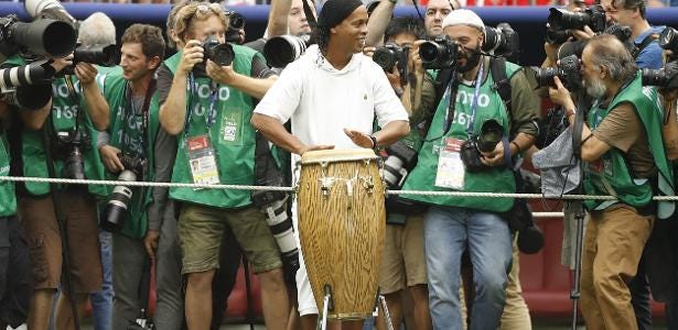 Ronaldinho estreia no futebol de areia com lances plásticos e dois