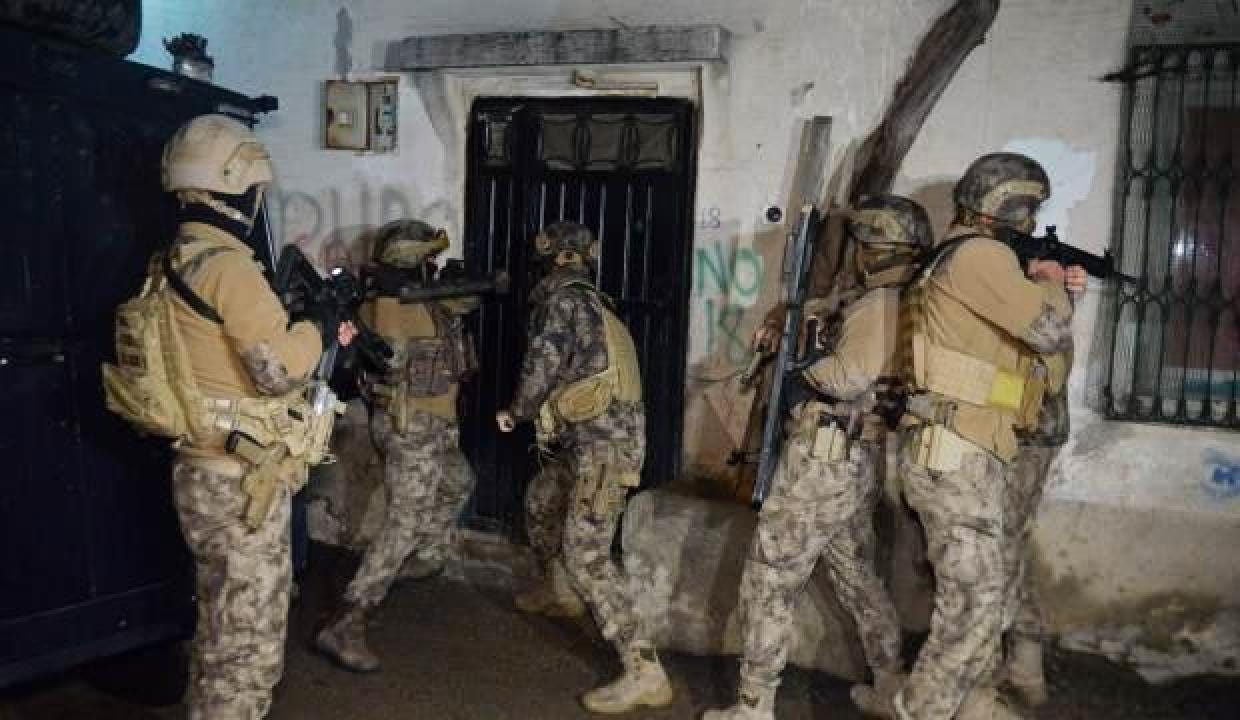 DEAŞ operasyonunda kapısı açılmayan eve ‘zırhlı araçla’ müdahale