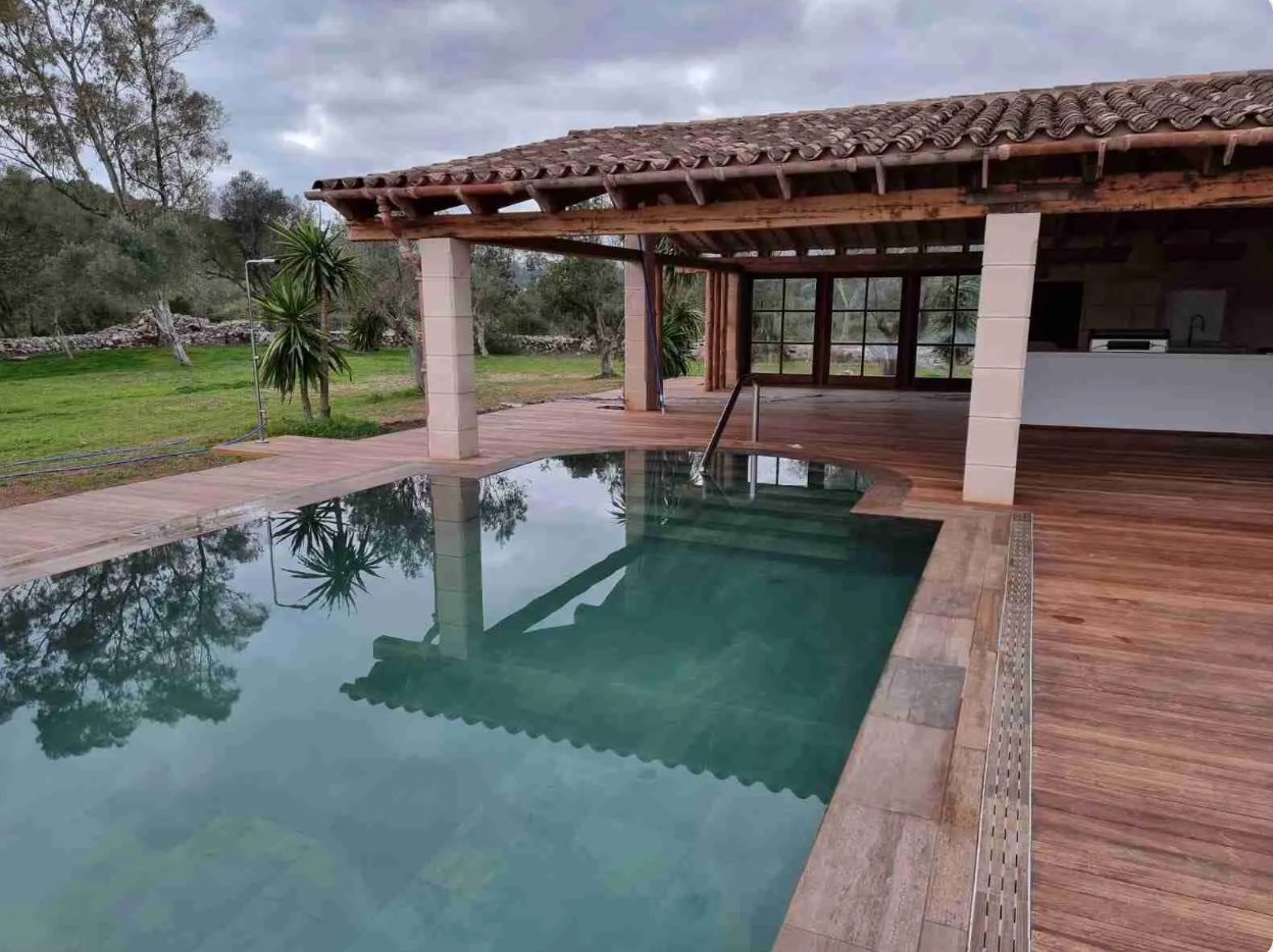 Tarima de madera para piscina: qué madera elegir, precios y mantenimiento (Guía 2026)
