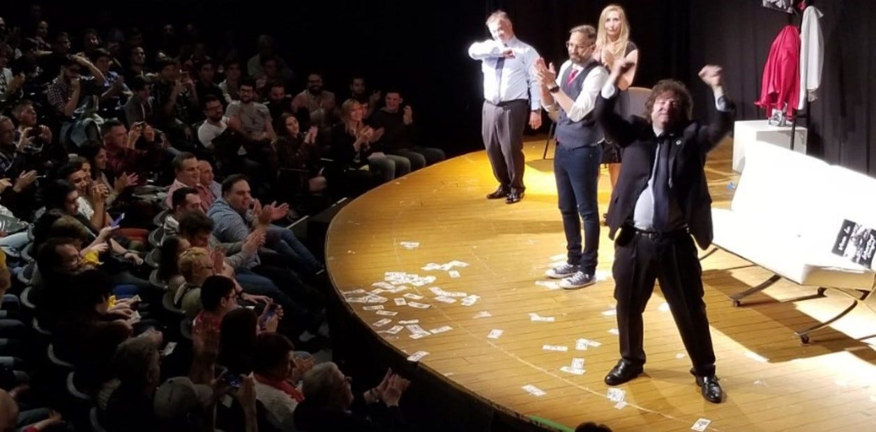 Milei finaliza una función a sala llena.