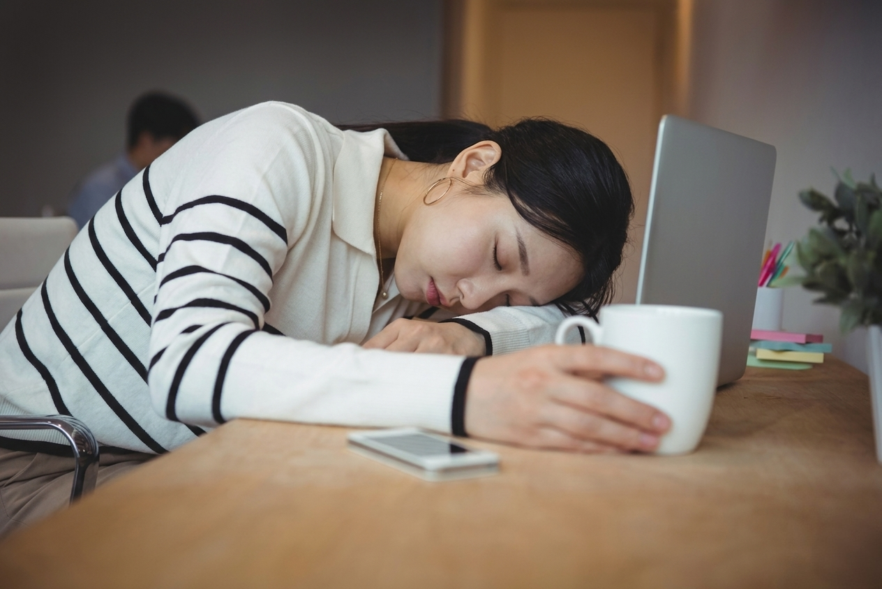 Why You Feel Tired in the Afternoon (It Might Not Be What You Think) 왜 오후에 유독 피곤할까(생각과는 다른 이유일수도)