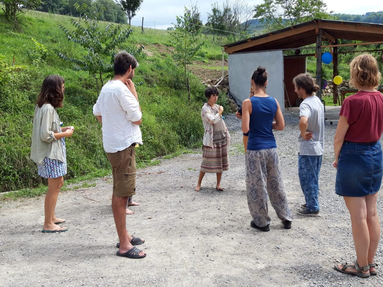 Positioning yourself in space, taking the floor: situations to apprehend reality through play, a large part of what was proposed at the Summer Camp. Here, Paloma Alvarez proposes a collective game to experiment and observe our behavior.