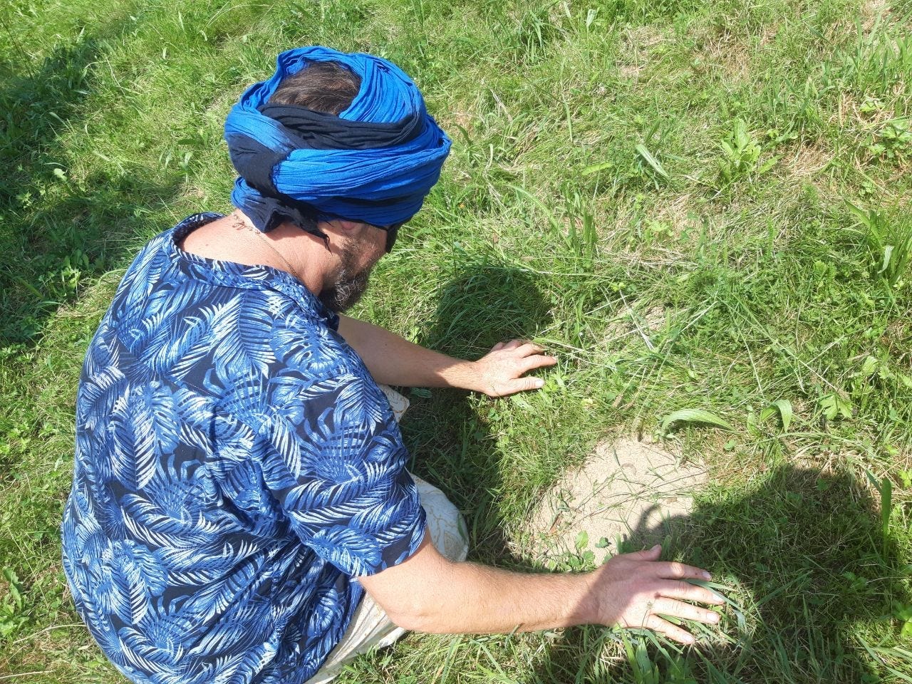 Immersing yourself through your senses in silence, guided by a hand and then on your own in safe spaces, blindfolded, allows you to reclaim your “other” senses (taste, smell, touch, hearing and undoubtedly other senses linked to intuition). Intuitions become clearer, and a sense of wonder takes hold, rather like a cool, invigorating shower.