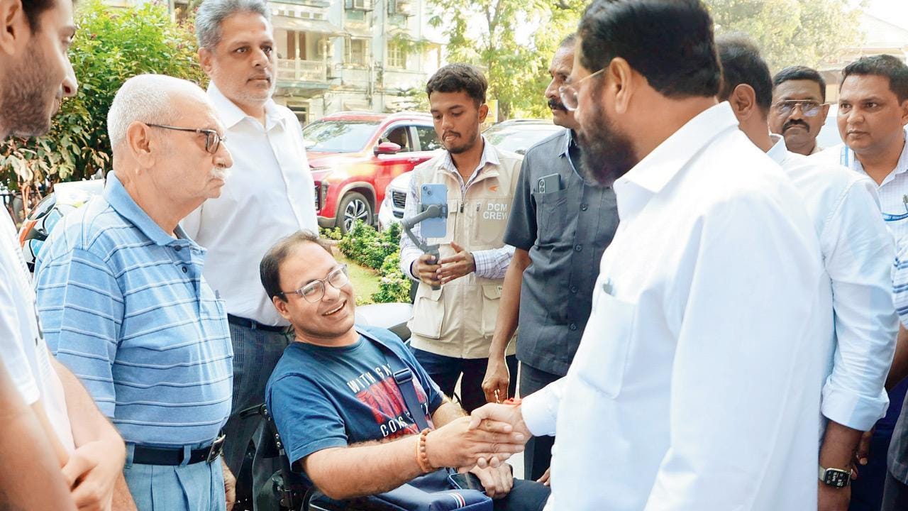 Mumbai: Eknath Shinde gets firsthand experience of city footpaths