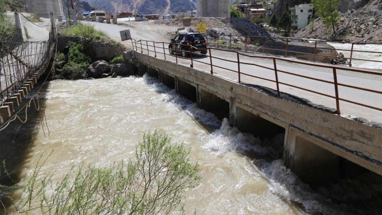 Artvin’de kar suları eridi, Barhal çayının su seviyesi yükseldi