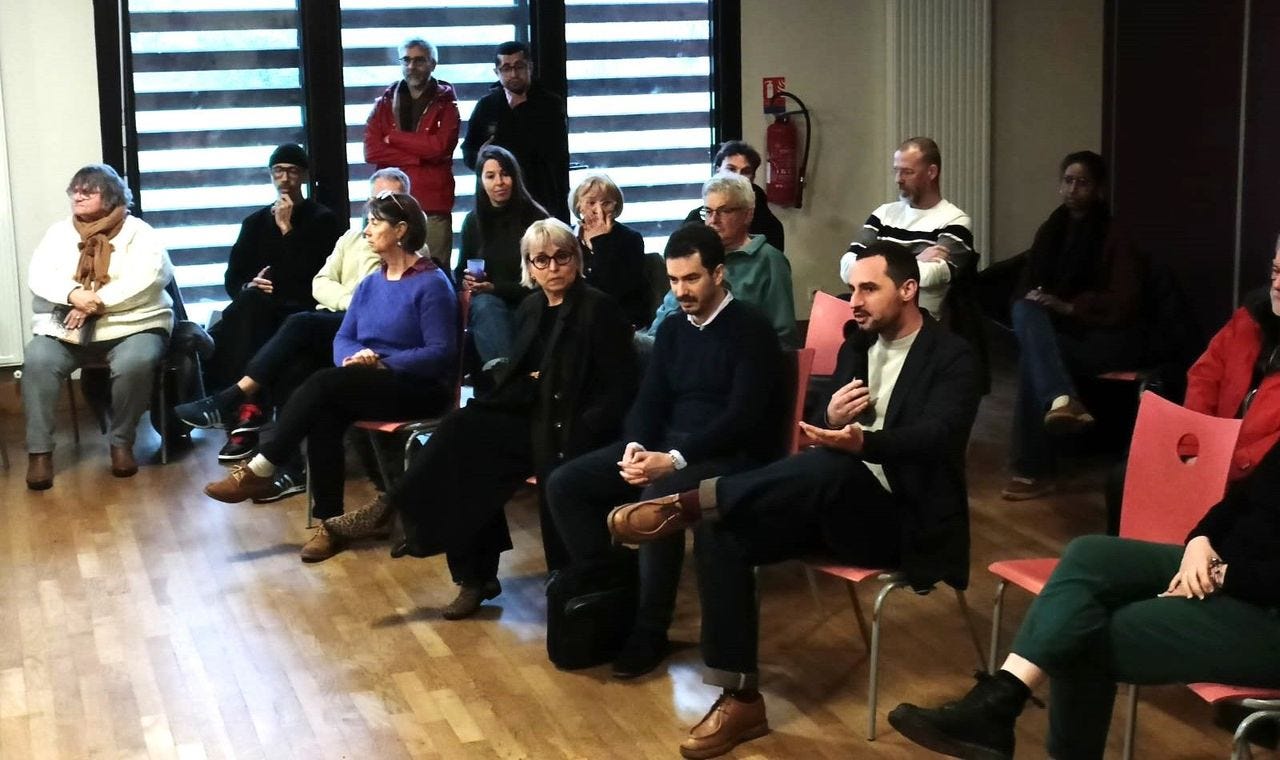 Maël Brillant, au micro, entouré de ses colistiers pour les élections municipales au Mans. © Radio France — Julien Penot