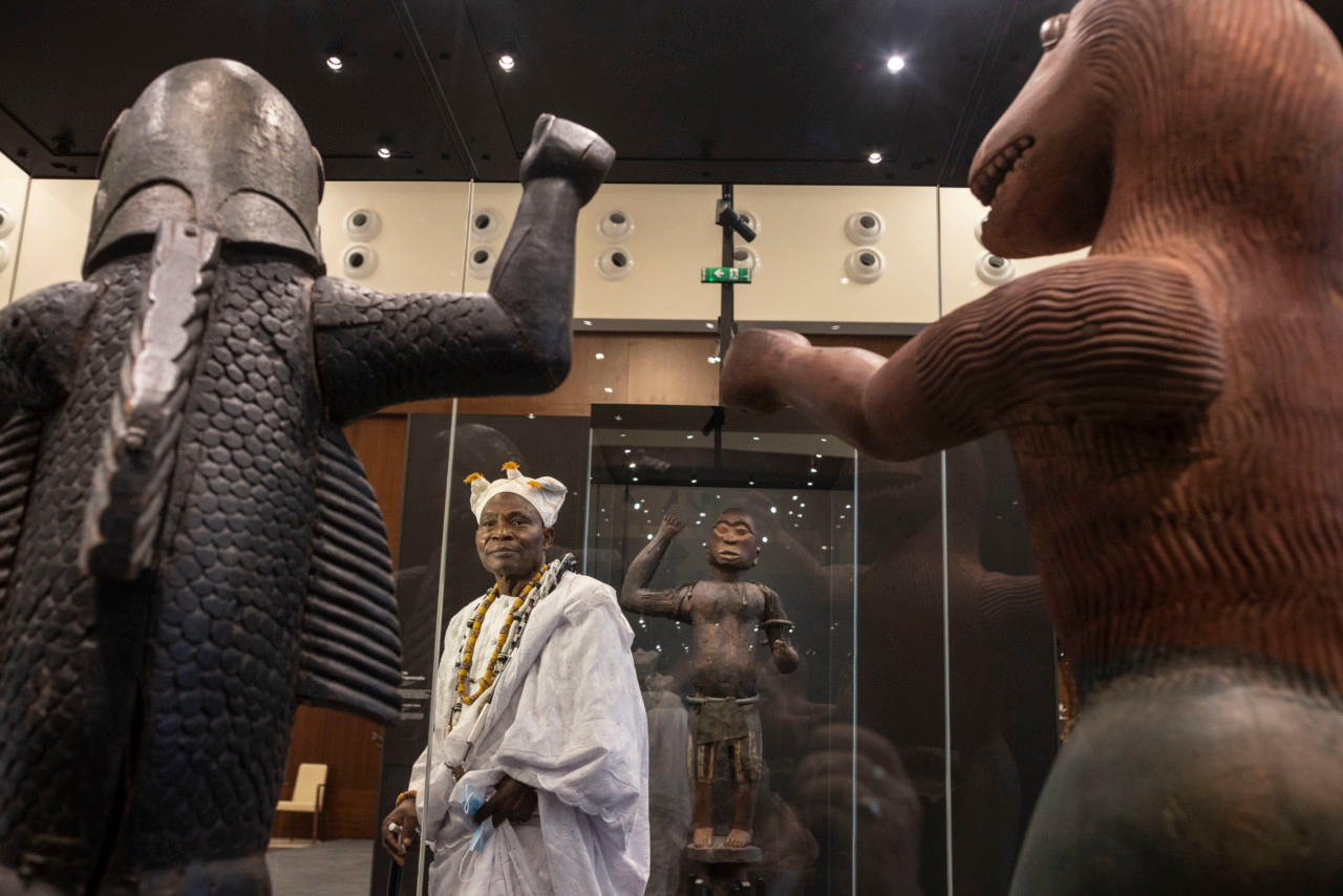 Present-day Abomey-Calavi King, Patrick Zachmann, admires the statues of ancient Dahomey Kings, Glele and Behanzin (Magnum,“​​From Paris to Benin: the restitution of the royal treasures of Abomey”)