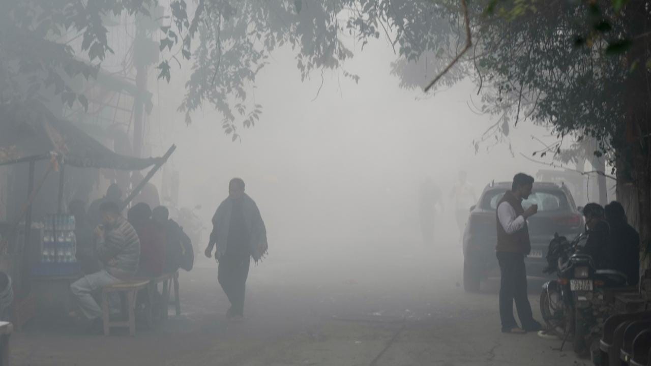 Thick layer of smog blankets Delhi-NCR, air quality stays in ‘severe’ zone