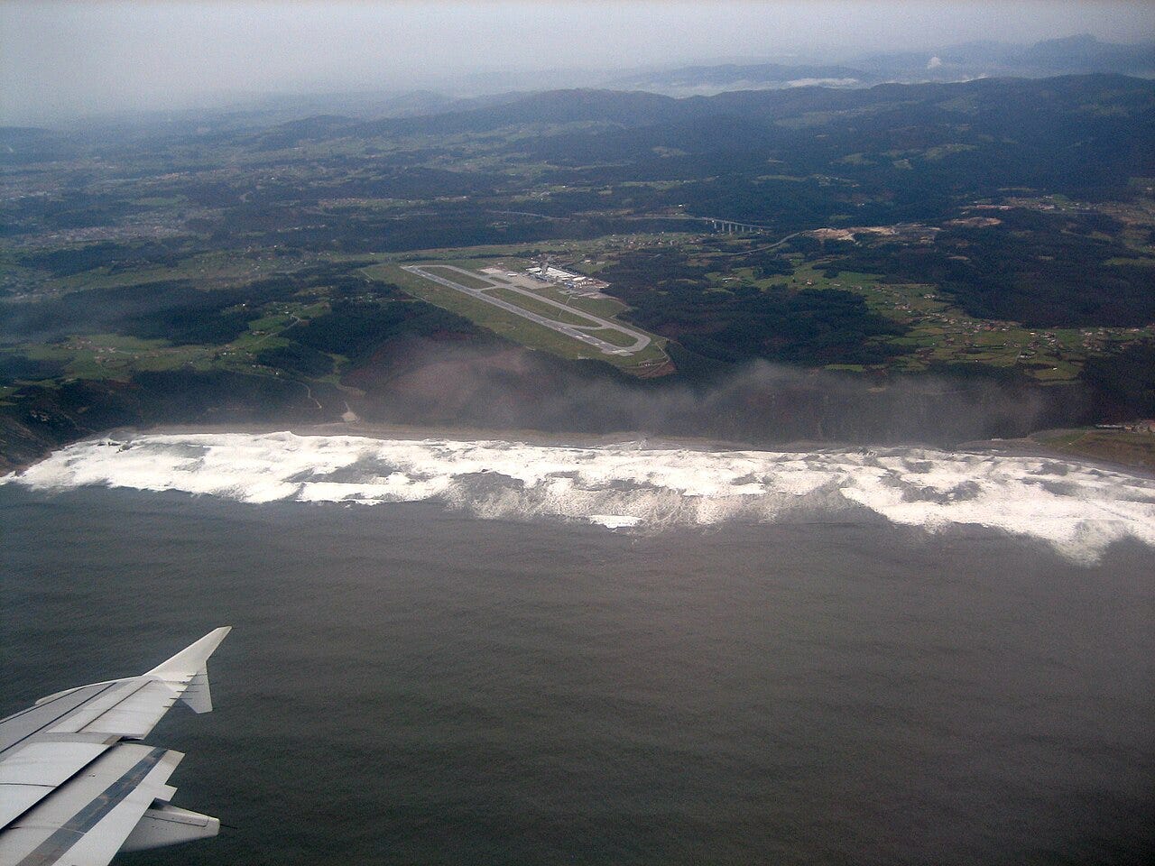 Por acebal from La Felguera, Spain — Aeropuerto de Ranón, desde el aire, CC BY 2.0, https://commons.wikimedia.org/w/index.php?curid=72430611