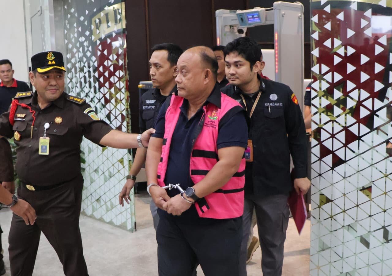 Ex-Kepala BGN, Dadan Hanadayana saat ditangkap Kejaksaan Agung RI