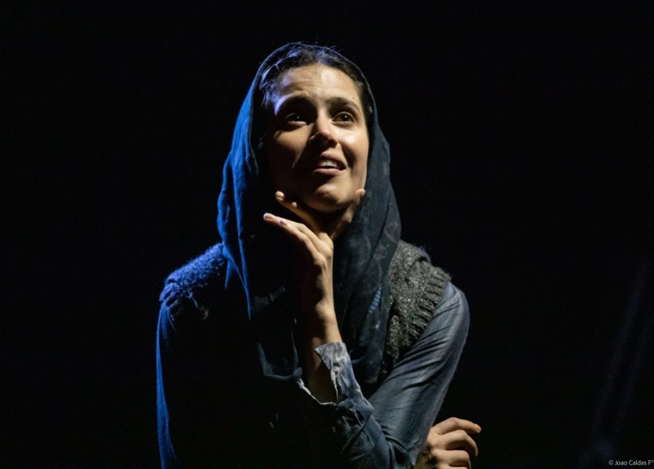 Mel Lisboa estreia solo “Madame Blavatsky — Amores Ocultos” no Teatro Vivo