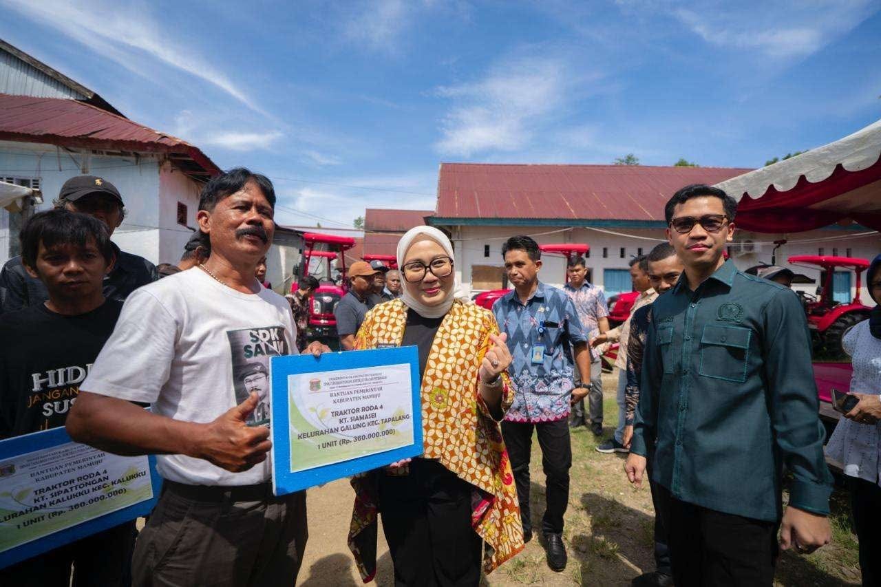 Pemkab Mamuju Serahkan Alsintan Sebesar 13 Miliar