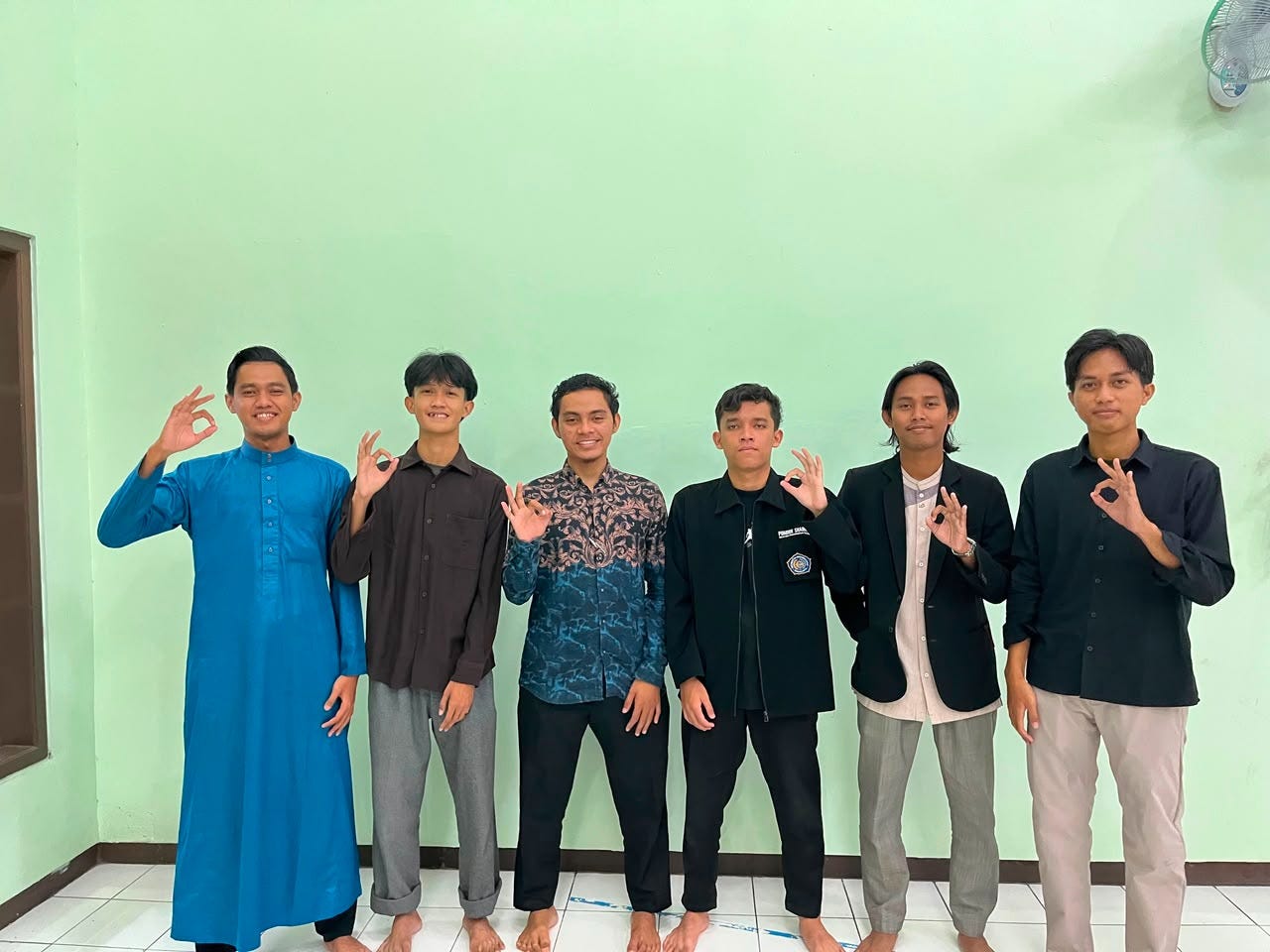 Enam qori’ UKM MPQ yang bertugas dalam Parade Tasmi’ 30 Juz. Para qori’ secara bergantian menyelesaikan bacaan 30 juz Al-Qur’an dalam rangka menyemarakkan Milad UKM MPQ ke-20.